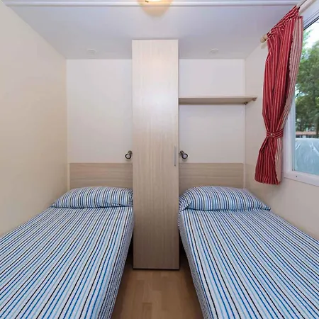 Kompleks wypoczynkowy Mobilehomes In 21308 *